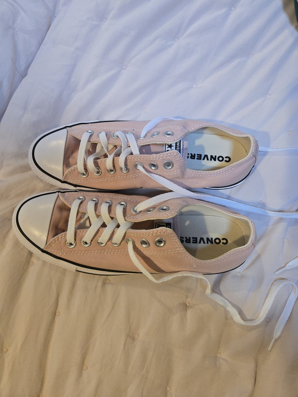 Converse Low Top Unisex Sneakers in Light Pink and White